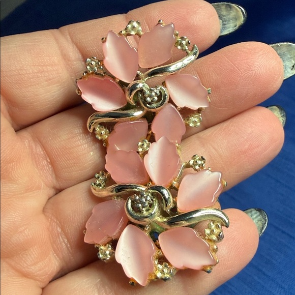 Vintage Elegant Floral Earrings Clip on Pink Cluster Petals Flower Gold Tone - Picture 4 of 7